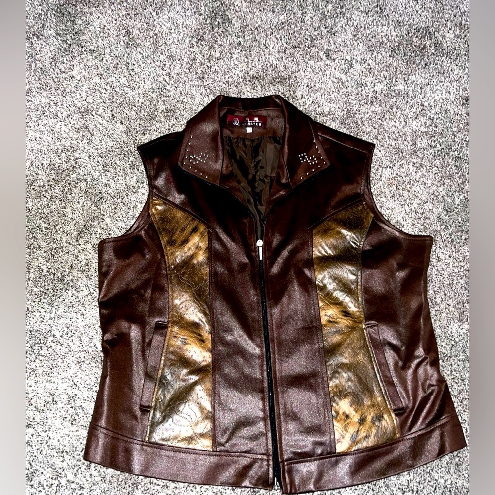 Vintage soft zip up vest with great detail